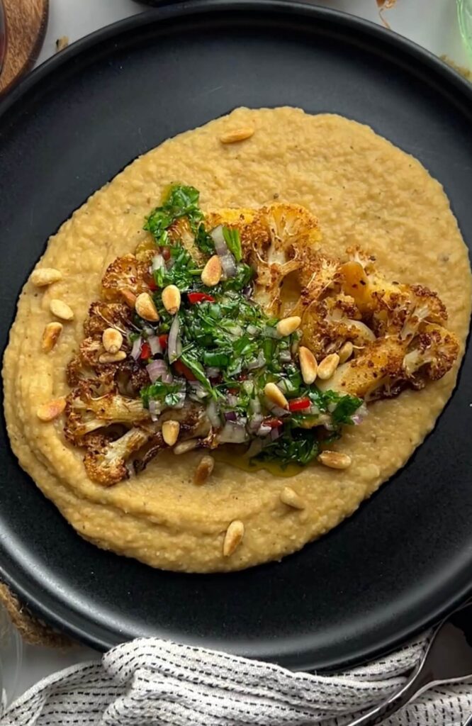 Blumenkohl Steaks mit Chimichurri und weißem Taco Bohnenpüree
