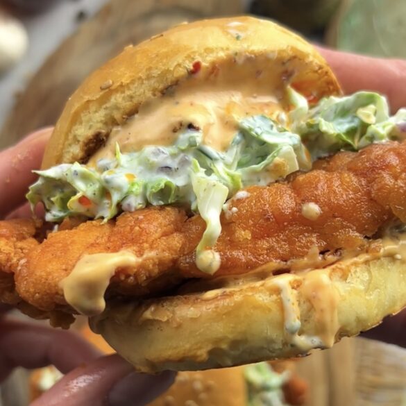 Crispy Chicken Burger mit Salat, Soße und Brioche Brötchen