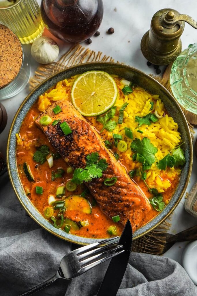 Thai Curry Lachs mit Kurkuma-Limetten Reis - FeedMeDaily Thai Curry Lachs mit Kurkuma-Limetten Reis - FeedMeDaily