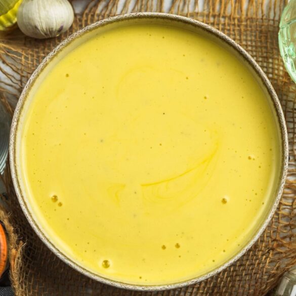 Cremige Hollandaise in einer Schüssel