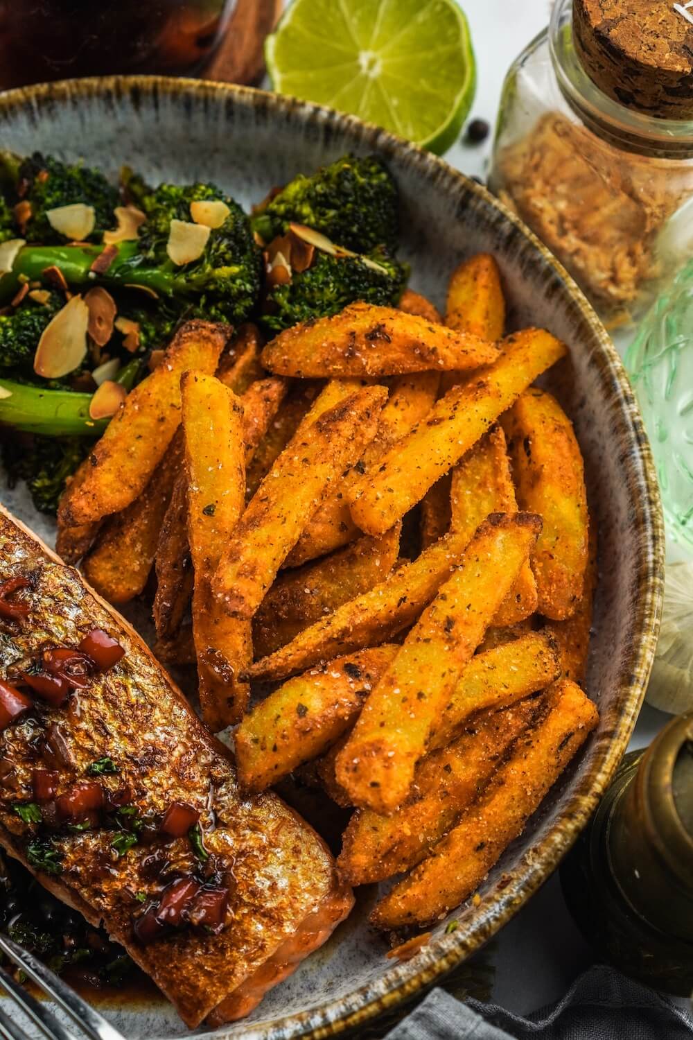Honig Knoblauch Lachs mit Pommes und Mandel-Brokkoli - FeedMeDaily