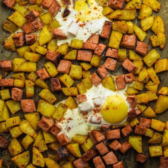 Leberkäse Blech mit Kartoffelwürfeln und Spiegelei