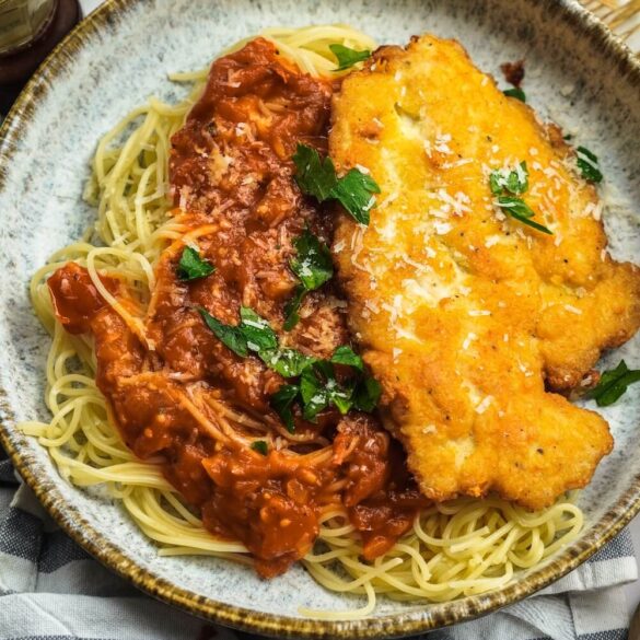 Parmesan Hähnchen mit Tomatensoße und Nudeln