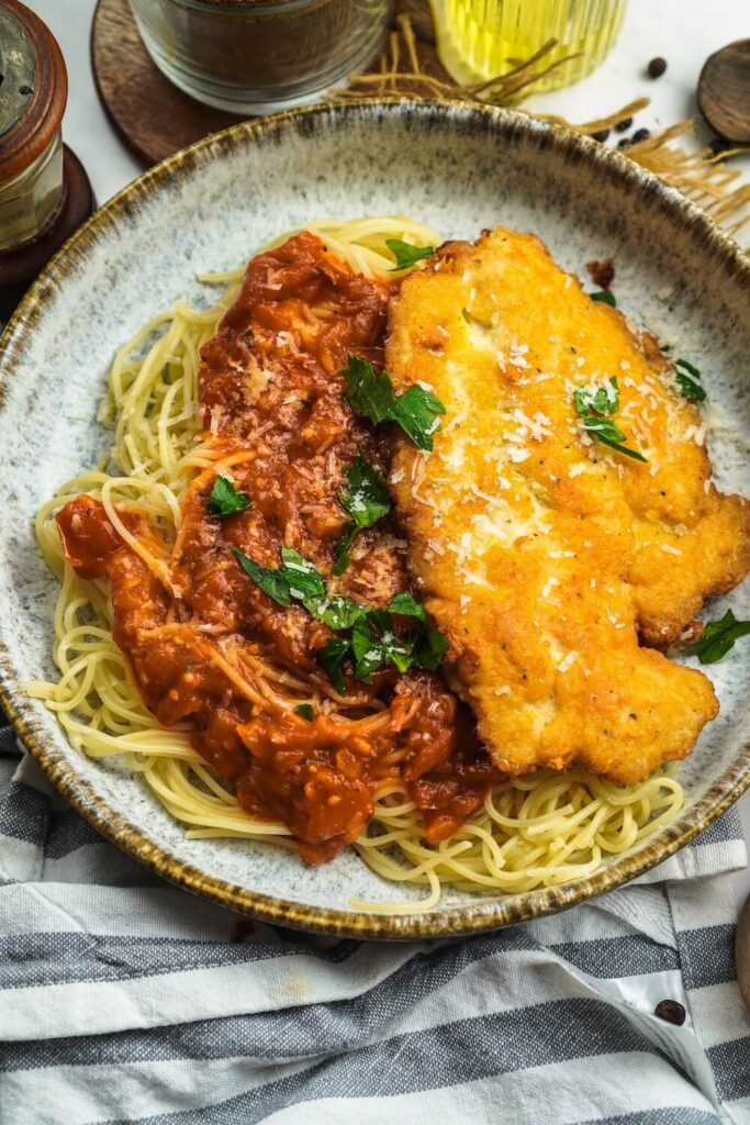 Parmesan Hähnchen mit Nudeln und Tomatensoße - FeedMeDaily