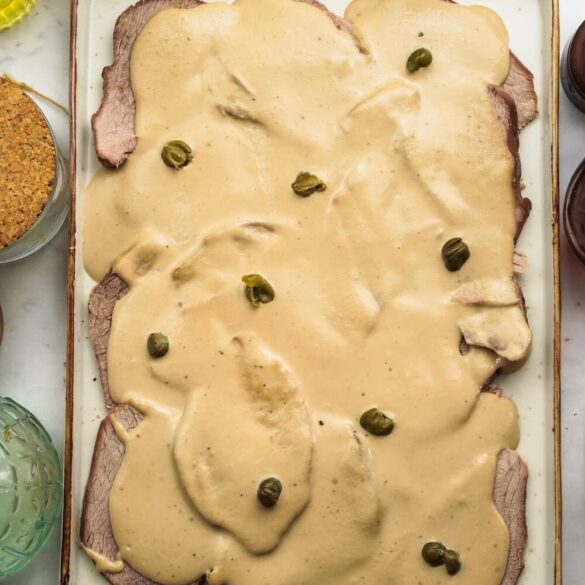 Vitello Tonnato auf eine Platte mit Kapernsoße