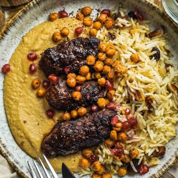 Granatapfel Köfte mit Kichererbsen-Soße & orientalischem Pistazen-Dattelreis