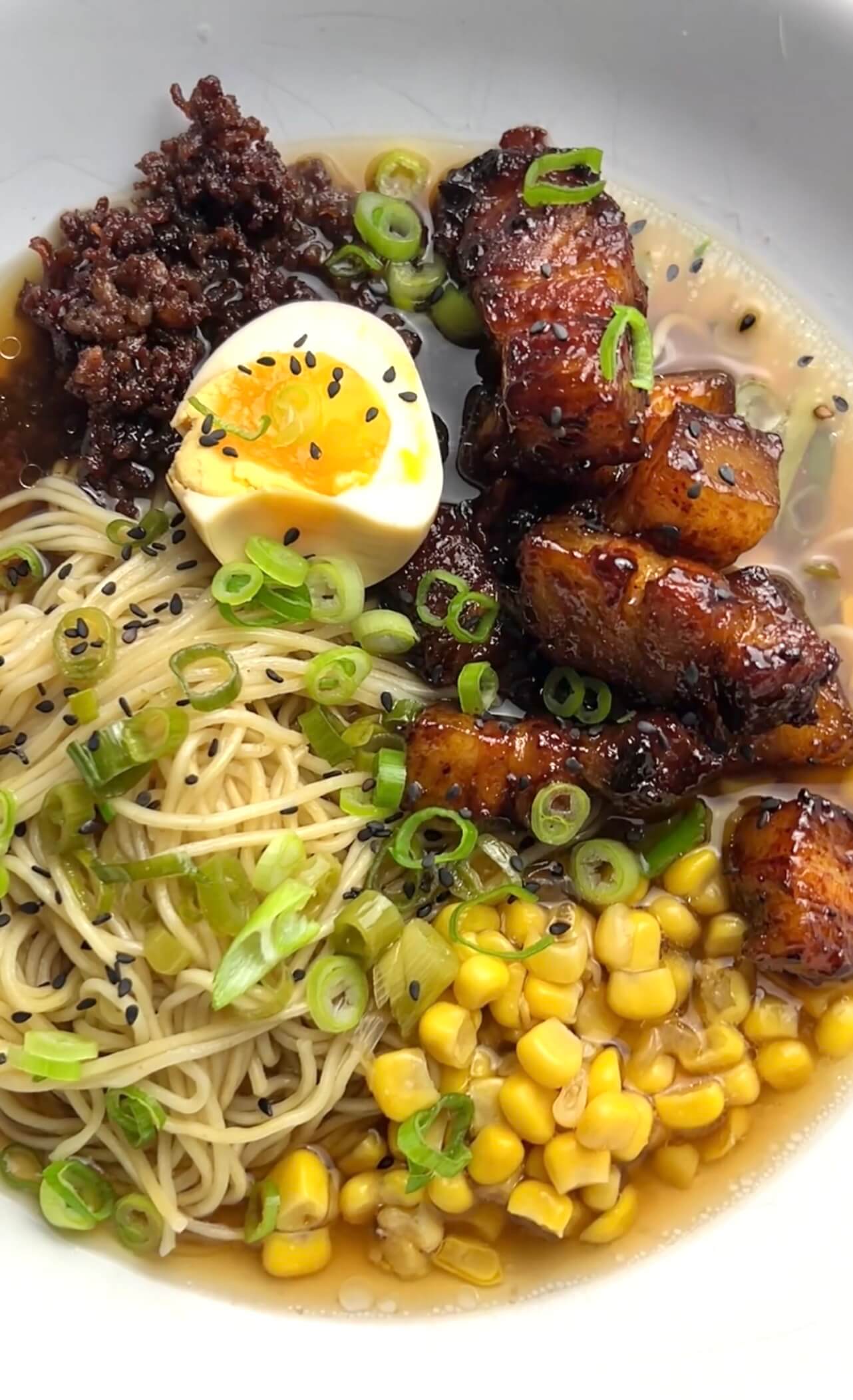 Miso Ramen mit karamellisiertem Gochujang Schweinebauch