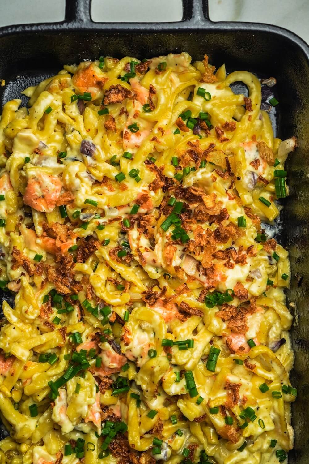 Spätzle mit geschmolzenem Ofenkäse und Salat – einfach & lecker