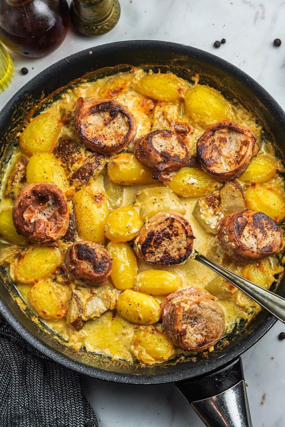 Schweinefilet im Speckmantel mit Gorgonzola-Soße