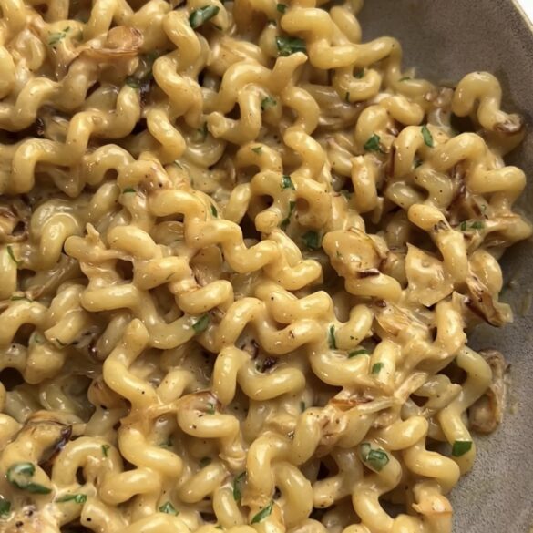 Cremige Pasta mit karamellisierten Zwiebeln