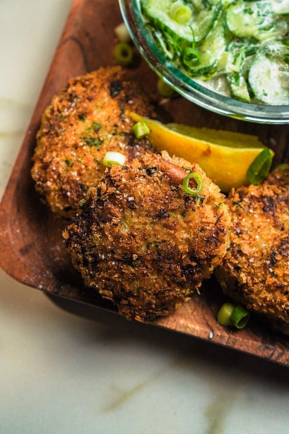 Laugensemmel Fischfrikadellen & Gurkensalat