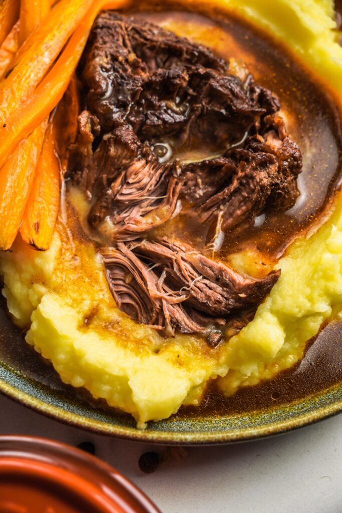 Zarter Schmorbraten mit Püree & Ofenkarotten Nahaufnahme Nahaufnahme