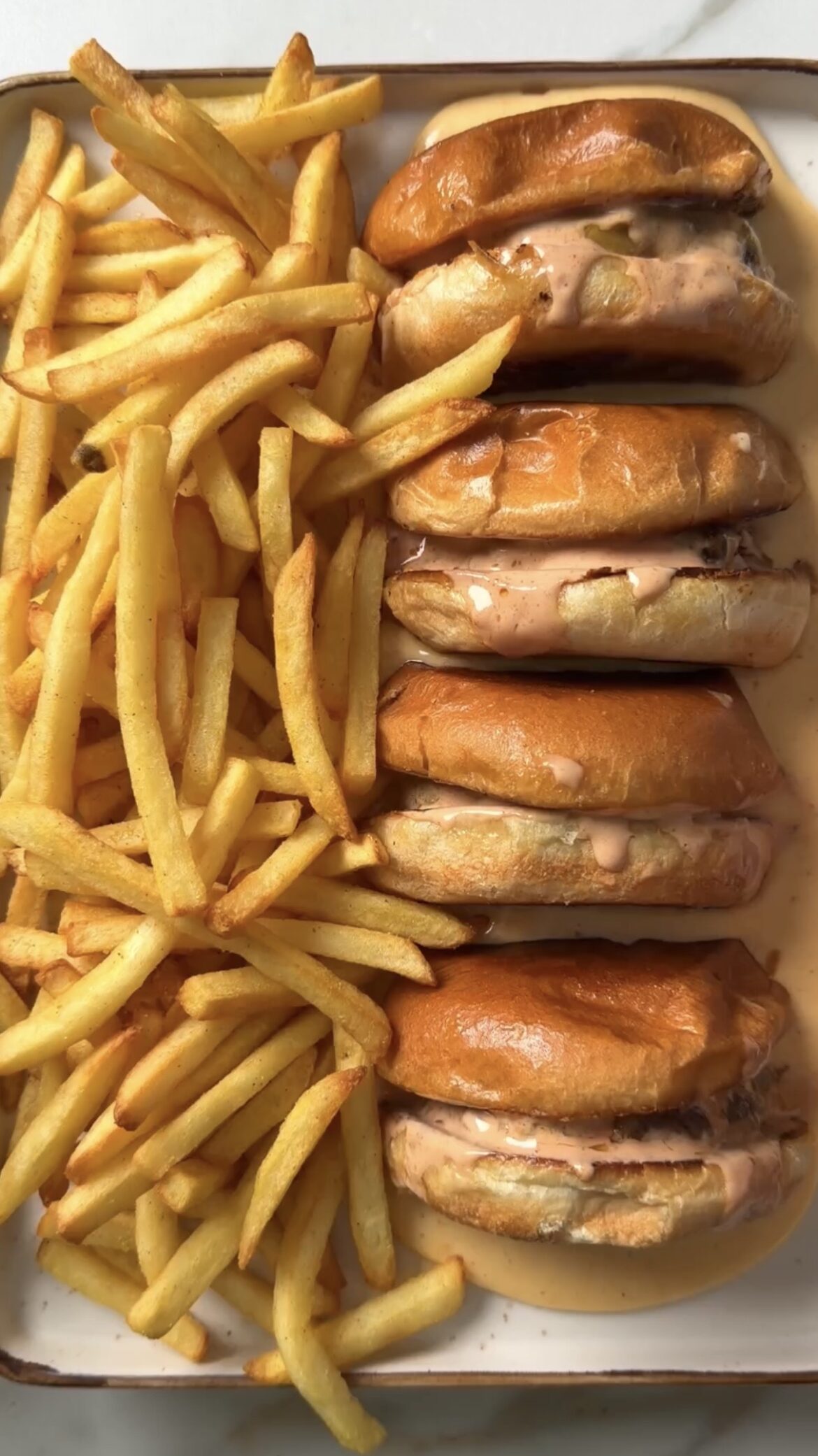 Cheesyy Burger mit Pommes & Käsesoße