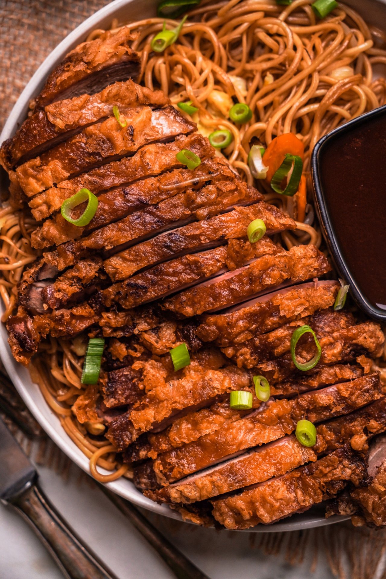 Knusprige Ente süß sauer mit Bratnudeln wie vom Asia Imbiss